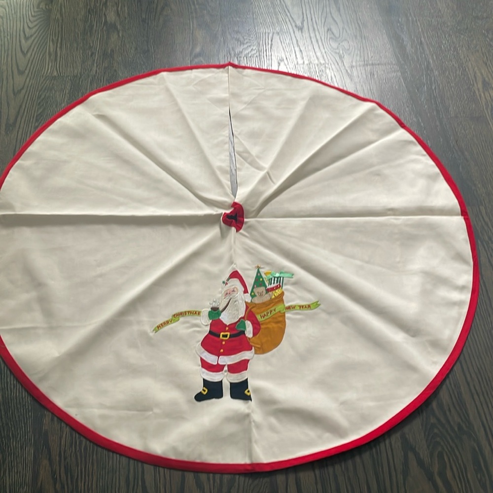 36in House of Hatten Santa Christmas Cream and Red Santa Tree Skirt